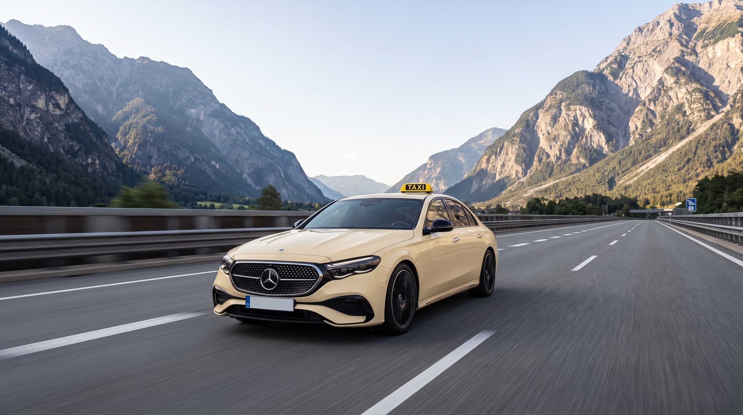 Limousine als Taxi auf einer leeren Autobahn durch ein weites Alpental