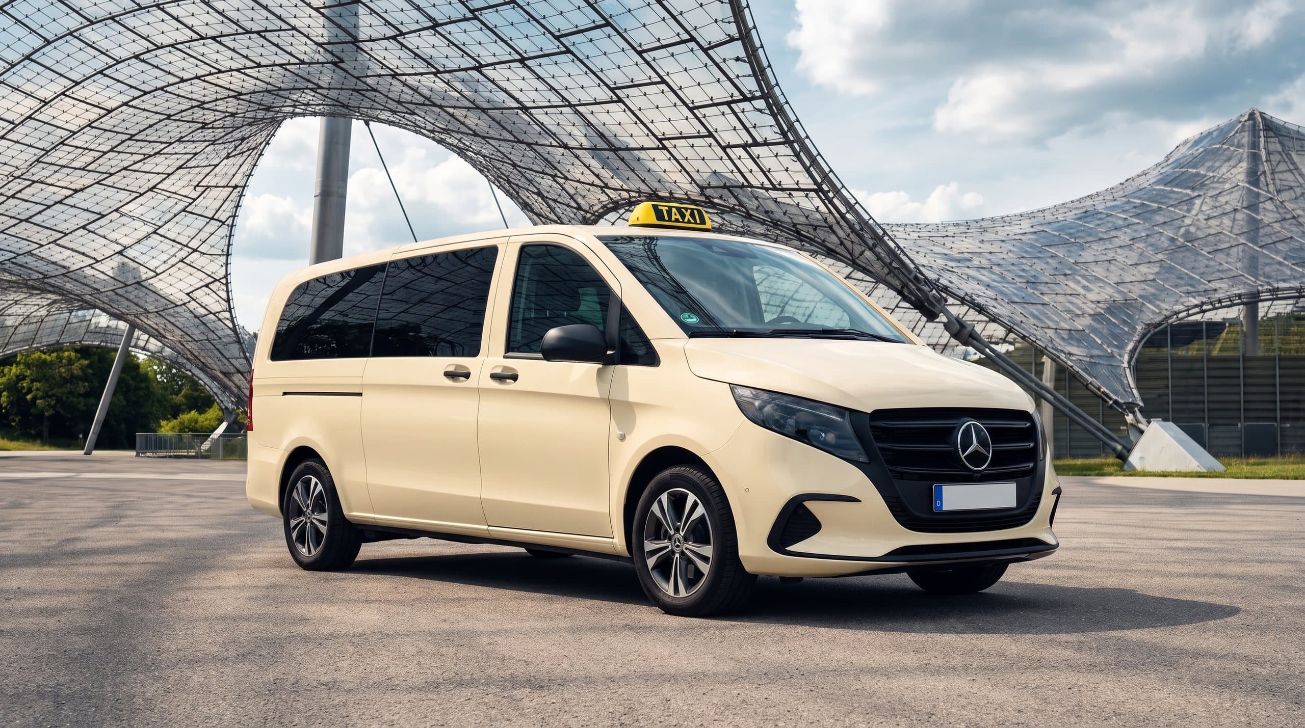 Großraumtaxi unter dem geschwungenen Zeltdach des Münchner Olympiaparks bei Tageslicht